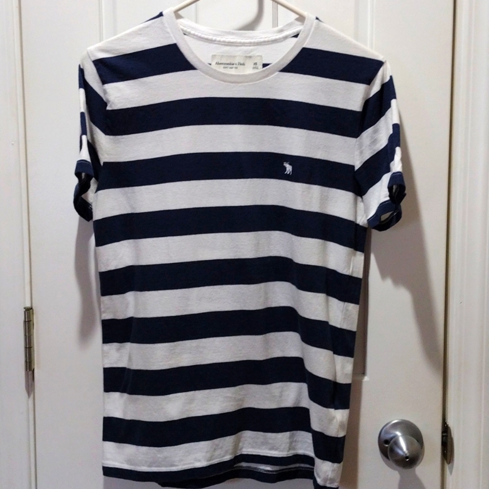Abercrombie & Fitch T-shirt.